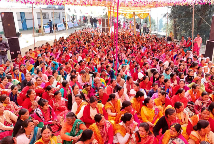 A photograph of a large number of women gathered for a meeting of the Rachnatmak Mahila Manch in Uttarakhand. 